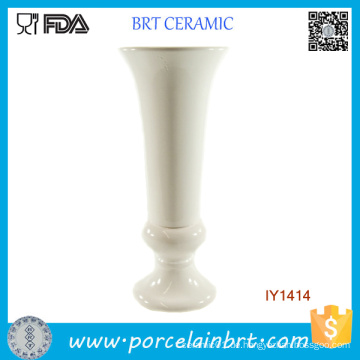 Einfacher und anständiger hoher weißer keramischer hoher Vase